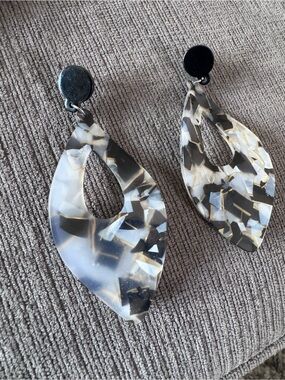 Black and White Tortoiseshell Resin Teardrop Dangle Earrings